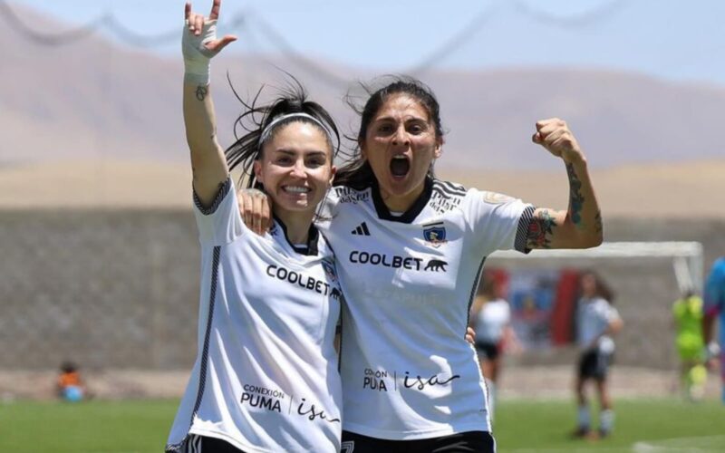 Javiera Grez y Yenny Acuña celebrando un gol con Colo-Colo Femenino vs Deportes Iquique.