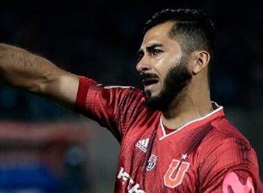 Johnny Herrera con la camiseta de Universidad de Chile.