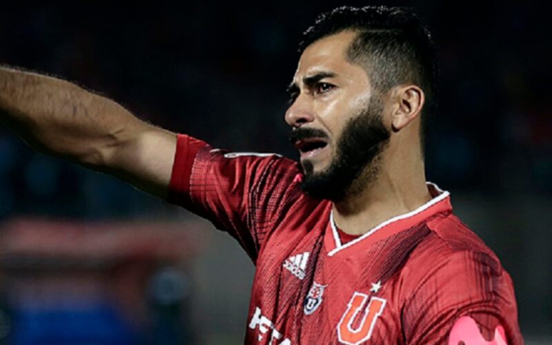 Johnny Herrera con la camiseta de Universidad de Chile.