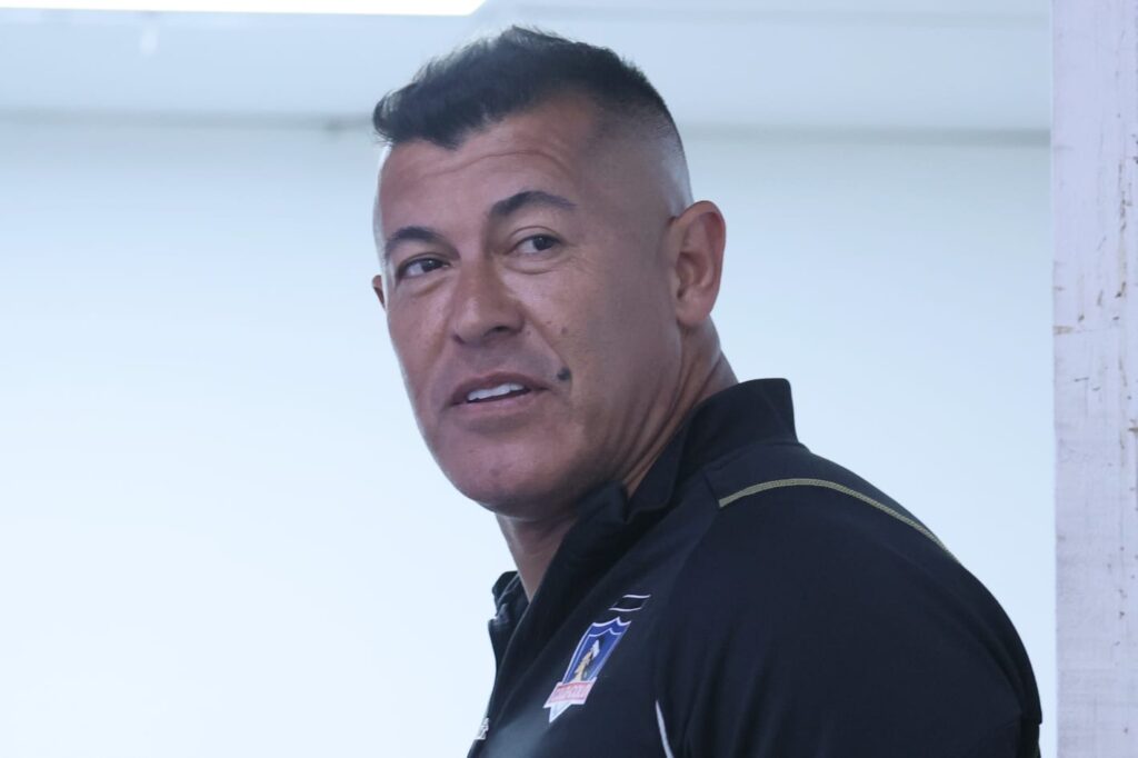 Primer plano a Jorge Almirón en la sala de prensa de Colo-Colo.