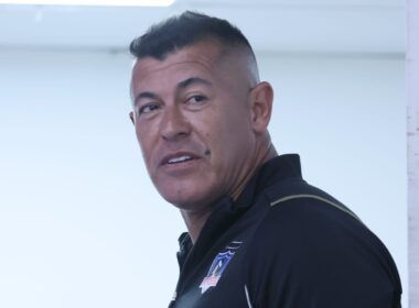 Primer plano a Jorge Almirón en la sala de prensa de Colo-Colo.