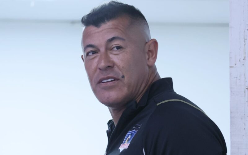 Primer plano a Jorge Almirón en la sala de prensa de Colo-Colo.