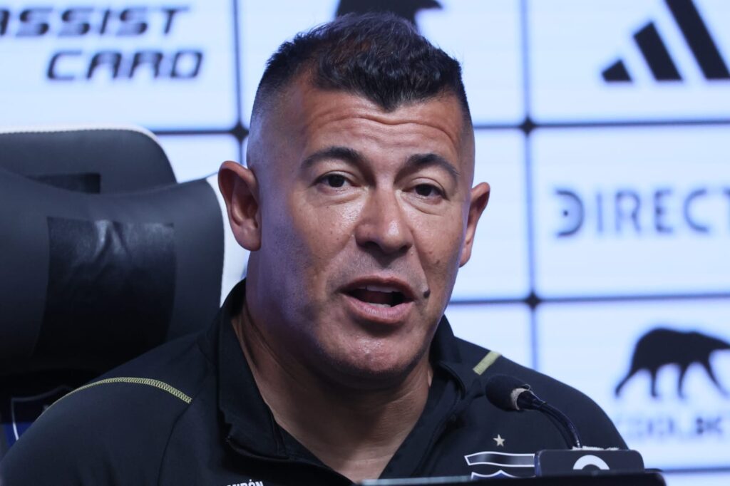 Primer plano a Jorge Almirón durante una conferencia de prensa de Colo-Colo.