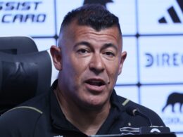 Primer plano a Jorge Almirón durante una conferencia de prensa de Colo-Colo.