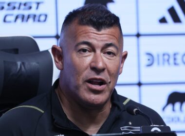 Primer plano a Jorge Almirón durante una conferencia de prensa de Colo-Colo.