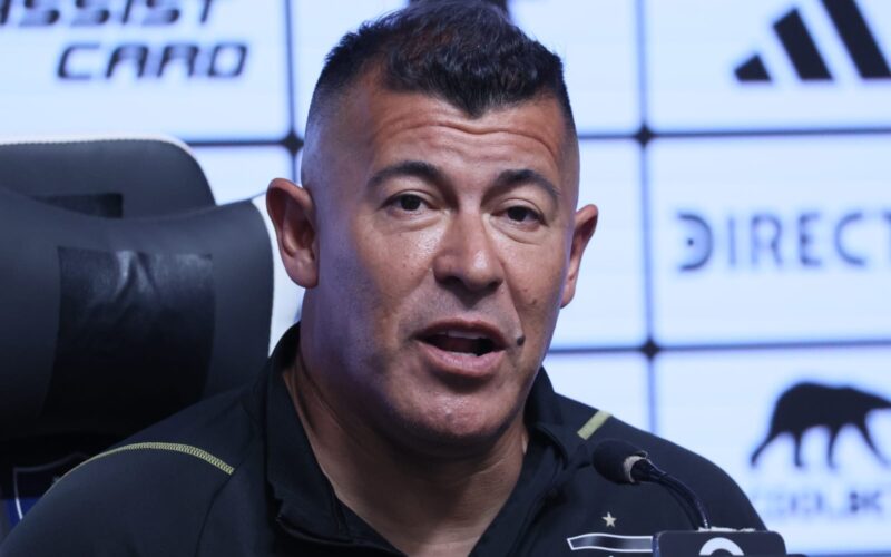 Primer plano a Jorge Almirón durante una conferencia de prensa de Colo-Colo.