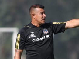 Primer plano a Jorge Almirón durante un entrenamiento de Colo-Colo