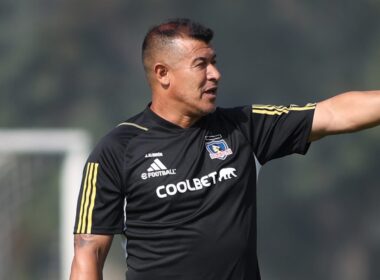 Primer plano a Jorge Almirón durante un entrenamiento de Colo-Colo