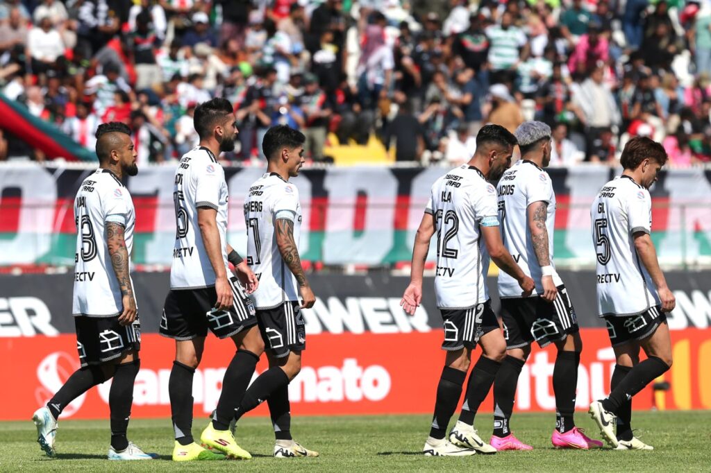 Jugadores de Colo-Colo saliendo de la cancha.