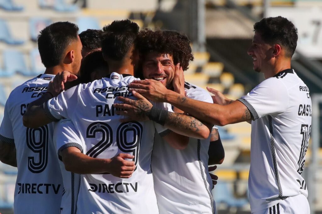 Jugadores de Colo-Colo abrazados celebrando la Supercopa