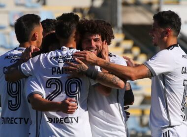 Jugadores de Colo-Colo abrazados celebrando la Supercopa