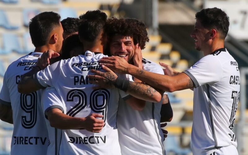 Jugadores de Colo-Colo abrazados celebrando la Supercopa