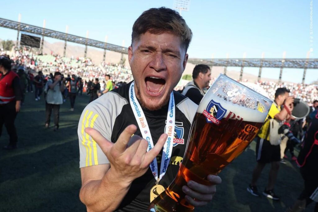 Primer plano a Leonardo Gil celebrando el título 34 de Colo-Colo.