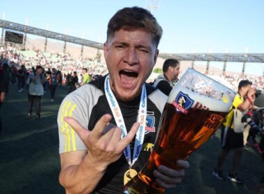 Primer plano a Leonardo Gil celebrando el título 34 de Colo-Colo.