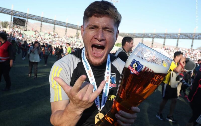 Primer plano a Leonardo Gil celebrando el título 34 de Colo-Colo.