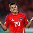 Primer plano a Lucas Cepeda celebrando un gol con la Selección Chilena.