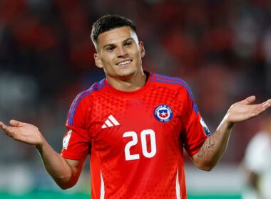 Primer plano a Lucas Cepeda celebrando un gol con la Selección Chilena.