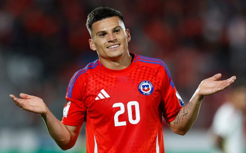 Primer plano a Lucas Cepeda celebrando un gol con la Selección Chilena.