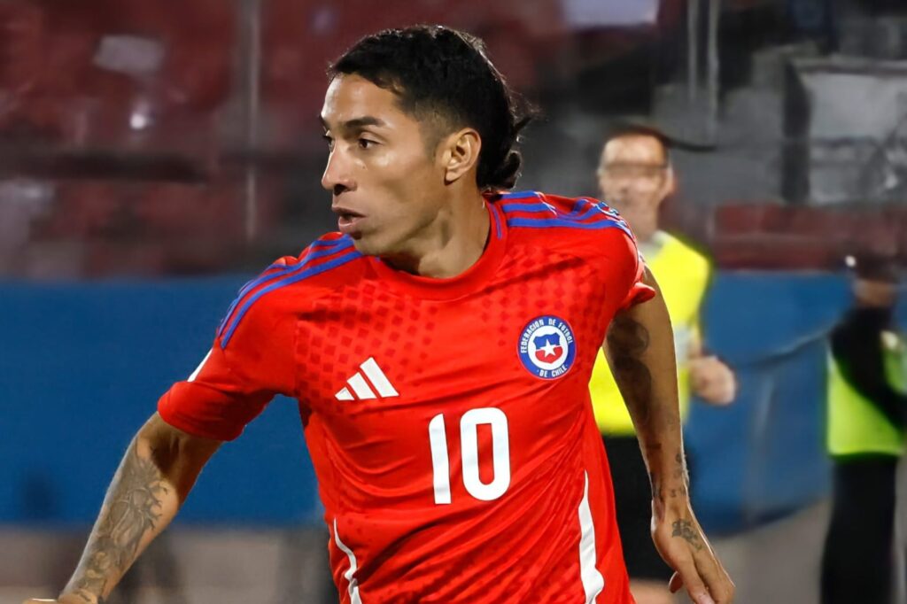 Primer plano a Luciano Cabral con la camiseta de la Selección Chilena.