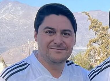 Primer plano a Manuel Neira con camiseta de Colo-Colo.