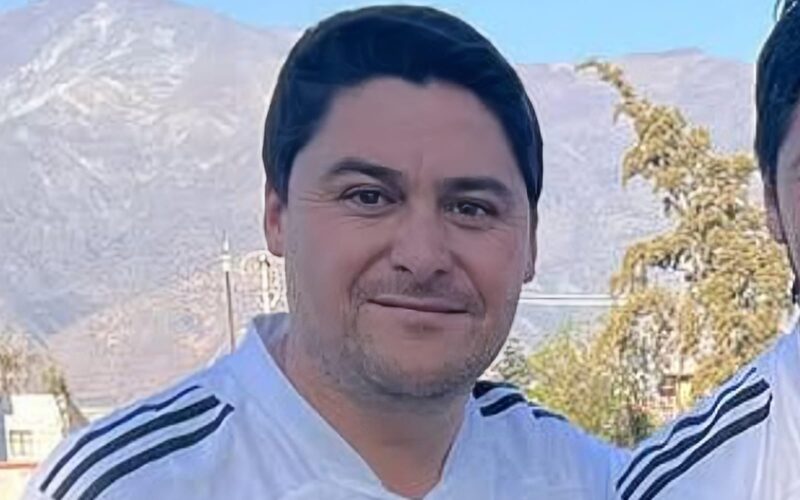 Primer plano a Manuel Neira con camiseta de Colo-Colo.