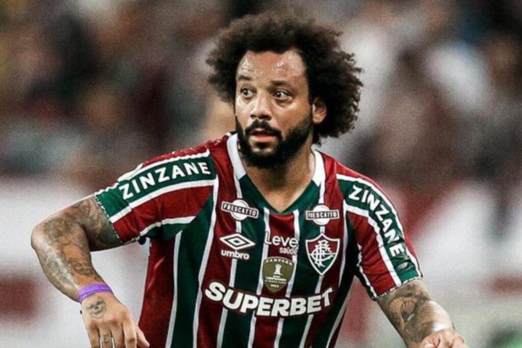 Primer plano a Marcelo con la camiseta de Fluminense.