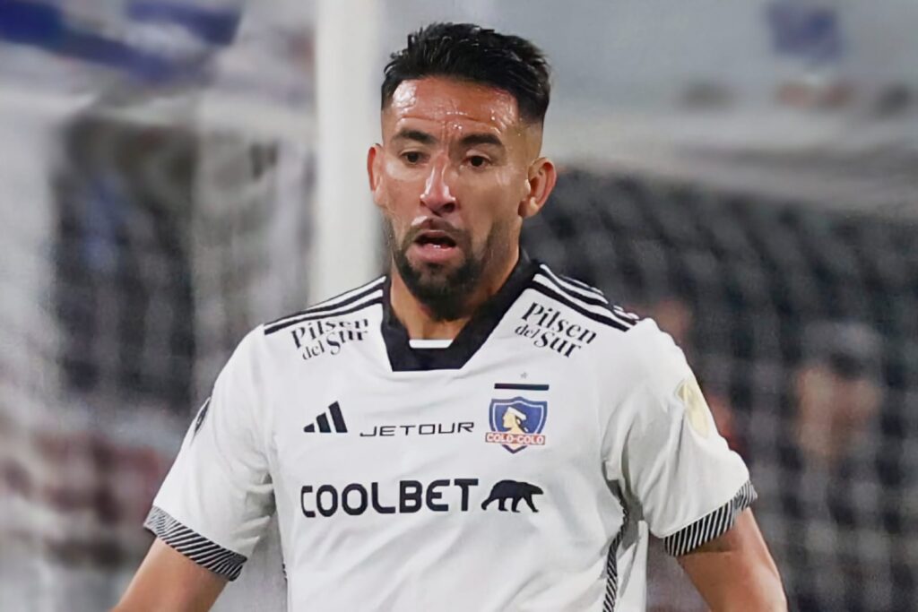 Primer plano a Mauricio Isla con la camiseta de Colo-Colo.