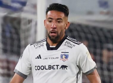 Primer plano a Mauricio Isla con la camiseta de Colo-Colo.