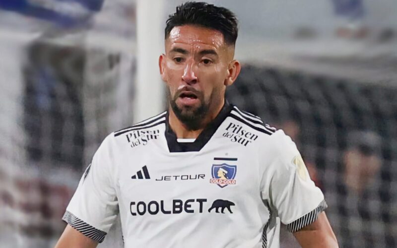 Primer plano a Mauricio Isla con la camiseta de Colo-Colo.