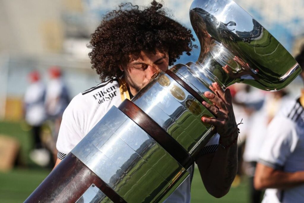 Maximiliano Falcón celebrando la obtención de la Supercopa.