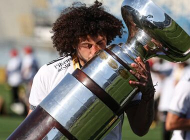 Maximiliano Falcón celebrando la obtención de la Supercopa.