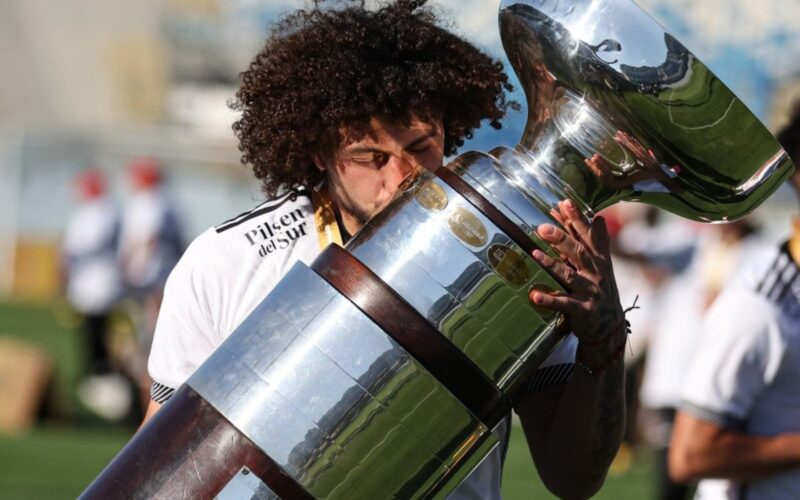 Maximiliano Falcón celebrando la obtención de la Supercopa.