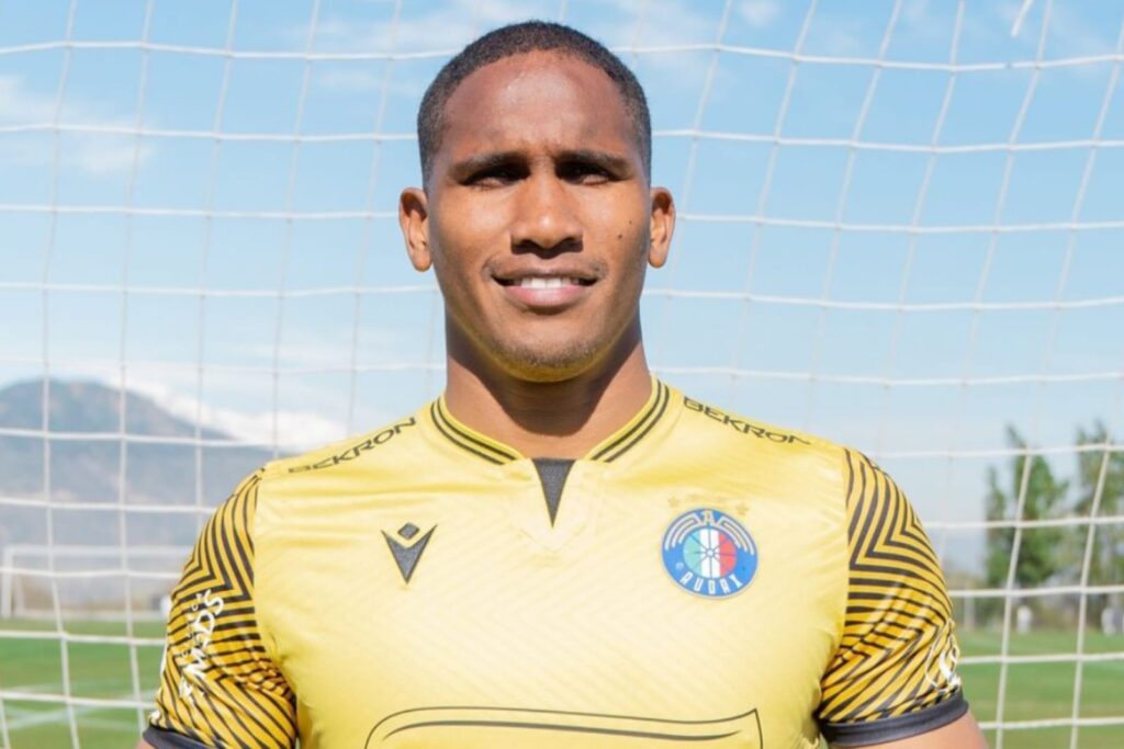 Primer plano a Omar Carabalí con la camiseta de Audax Italiano.