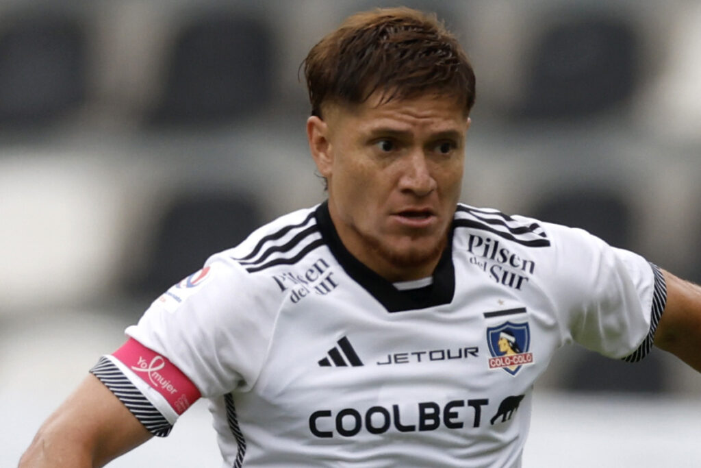 Leonardo Gil con la camiseta de Colo-Colo.