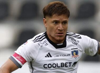 Leonardo Gil con la camiseta de Colo-Colo.