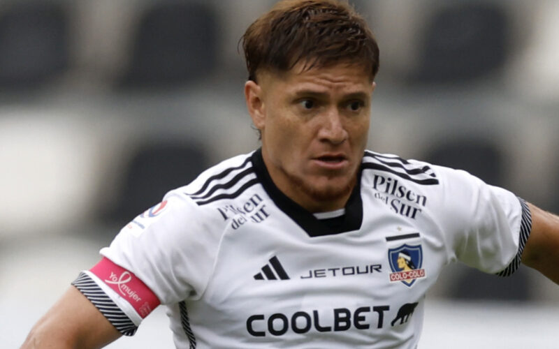 Leonardo Gil con la camiseta de Colo-Colo.