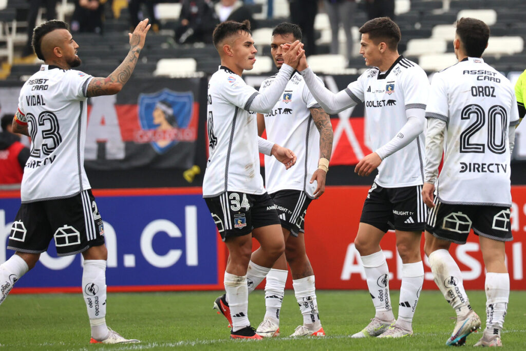 Jugadores de Colo-Colo celebrando un gol.