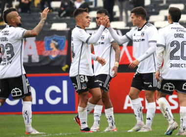 Jugadores de Colo-Colo celebrando un gol.