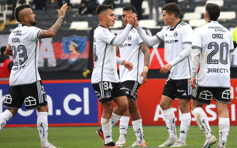 Jugadores de Colo-Colo celebrando un gol.