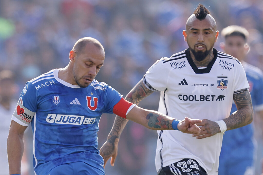 Marcelo Díaz y Arturo Vidal disputando un balón durante el Superclásico entre Universidad de Chile y Colo-Colo disputado en el Estadio Nacional.