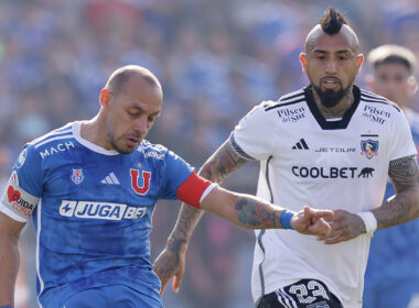 Marcelo Díaz y Arturo Vidal disputando un balón durante el Superclásico entre Universidad de Chile y Colo-Colo disputado en el Estadio Nacional.