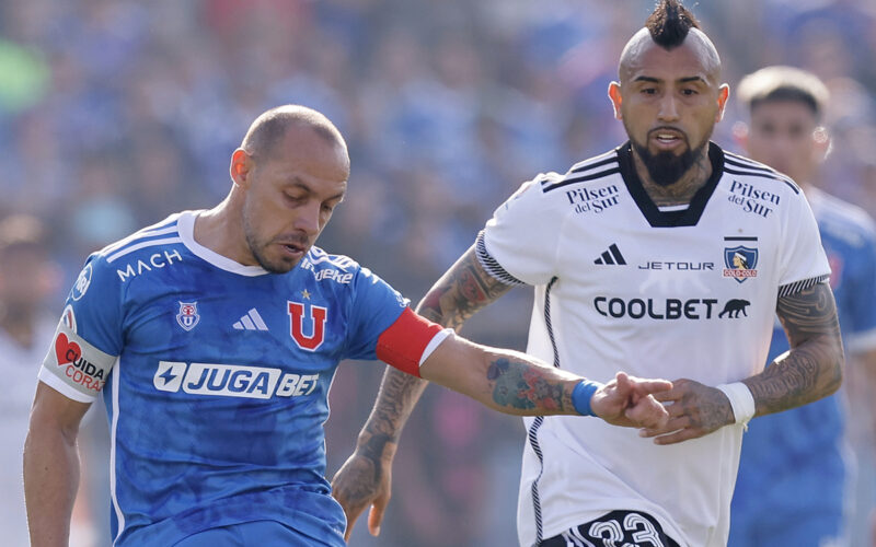 Marcelo Díaz y Arturo Vidal disputando un balón durante el Superclásico entre Universidad de Chile y Colo-Colo disputado en el Estadio Nacional.