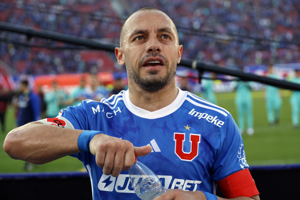 Primer plano a Marcelo Díaz con la camiseta de Universidad de Chile.