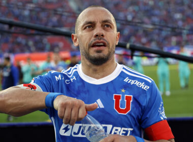 Primer plano a Marcelo Díaz con la camiseta de Universidad de Chile.