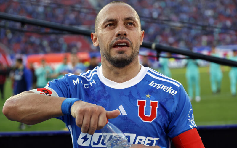 Primer plano a Marcelo Díaz con la camiseta de Universidad de Chile.