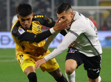 Lucas Cepeda luchando un balón junto a Dylan Escobar.