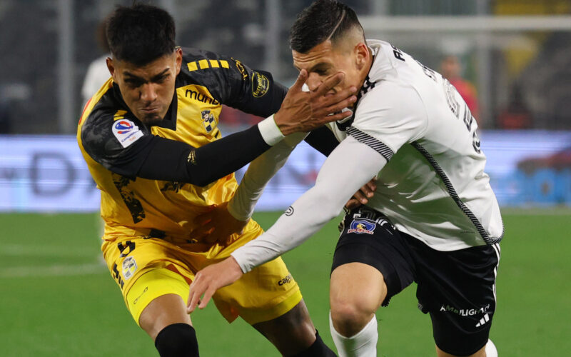 Lucas Cepeda luchando un balón junto a Dylan Escobar.