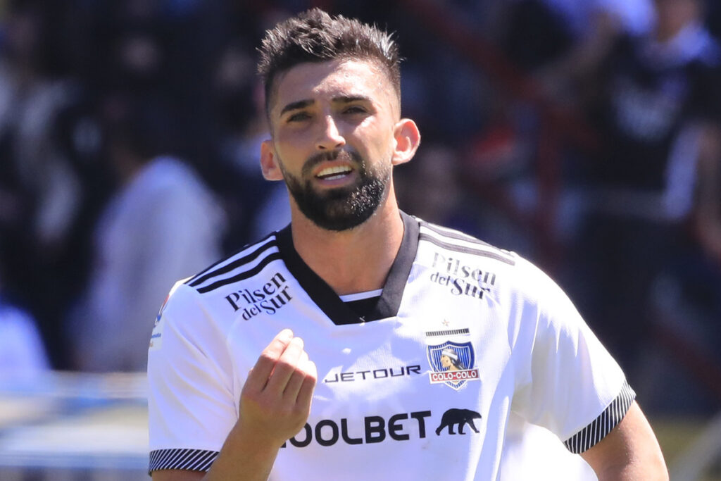 Emiliano Amor con camiseta de Colo-Colo.