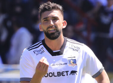 Emiliano Amor con camiseta de Colo-Colo.