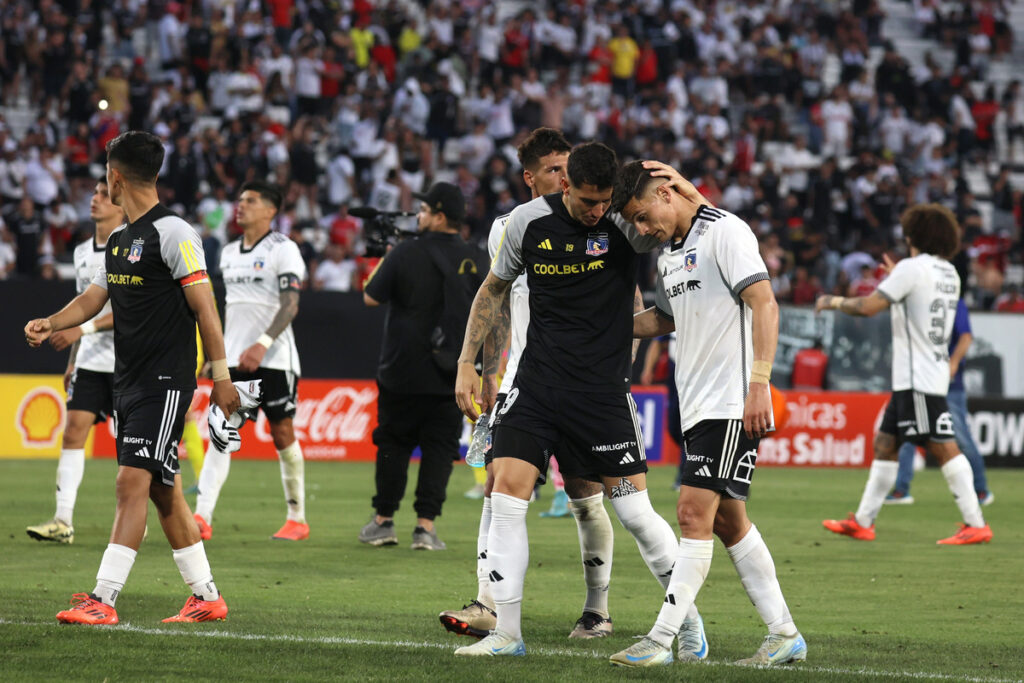 Jugadores de Colo-Colo cabizbajos saliendo de la cancha del Estadio Monumental.